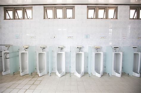 유토이미지 공원에 있는 남자공중화장실