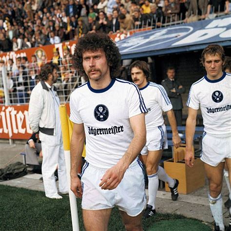 Der btsv kann neben sechs deutschen. Paul Breitner of Eintracht Braunschweig of West Germany in ...