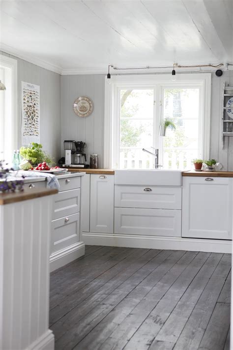 White kitchen grey cabinet based on ikea ideas will do impressive in making small kitchens elegantly spacious in impression at high ranked values. blogg - by mildred: Havsutsikt i nya nr Lantliv