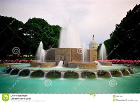 Capitol online is the most famous historical building of washington and a real symbol of americans and the government of united states of america. Nationales Kapitol Im Washington DC Stockbild - Bild von ...