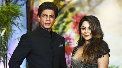 Shahrukh khan bir iş yerinde çalışır. Mumbai: 8 photos take us inside Shah Rukh Khan and Gauri ...