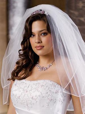 Chignon sage, flou et décoiffé, bouclé serti de fleurs, voile en dentelles, … mariage original : Coiffurete Dance: Coiffure de mariage avec voile