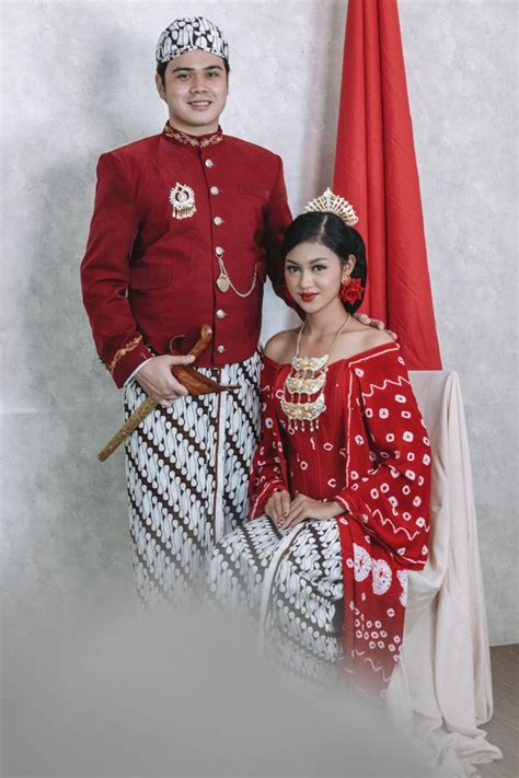 Prewedding Dgn Baju Adat Jawa Maroon Photoshoot Outfits Pre Wedding
