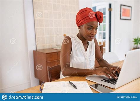 Madura Mujer Afroamericana Trabajando En Laptop Desde Casa Foto De