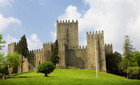 There are organised tours that visit both destinations in one day, but these tours only include the major sights. Tour Guimarães - Braga