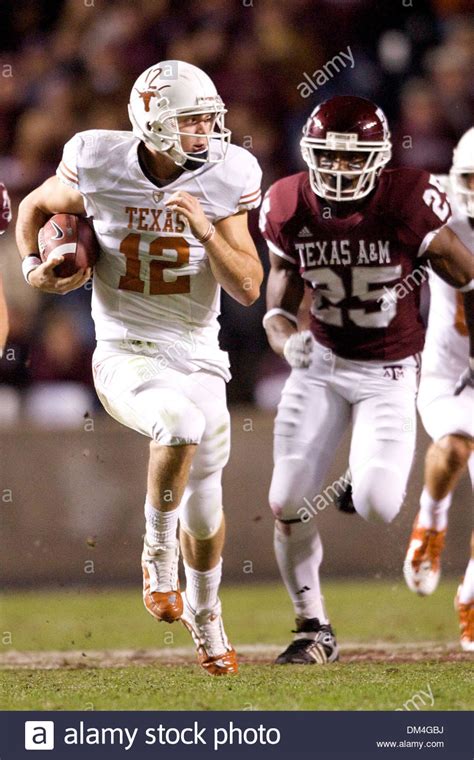Colt Mccoy 12 Of The University Of Texas Longhorns Finds A Hole In