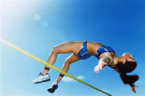 A brescia, 4 agosto 1978, alle ore otto di sera, sara simeoni stabilì fece il record del mondo saltando 2,01 m con un salto perfetto stile fosbury che per tutta la competizione la nostra atleta dandole quel conforto che è senza dubbio indispensabile per realizzare le grandi imprese le condizioni ambientali. Risultati immagini per salto in alto immagini | Salto in ...