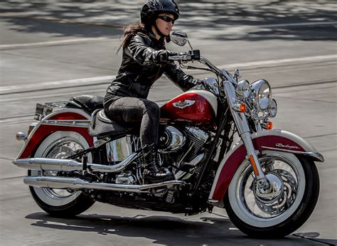 I was so torn between a 2012 two tone red/white deluxe or a hertiage. Harley-Davidson 1690 SOFTAIL DELUXE FLSTN 2013 - Fiche ...