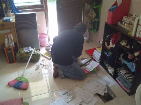 Beli saja botol hias sederhana sebagai perlengkapan kamar mandi untuk shampoo, pembersih muka. 5 Kebiasaan Jorok yang akan Kamu Temui di Kos Cowok - Blog