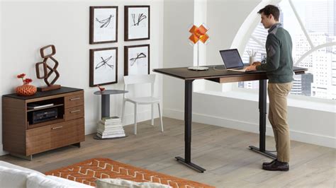 While research has shown that using a standing desk burns slightly more calories than sitting, it may not help with weight loss, or prevent weight gain. Escritorio elevable o standing desk: los beneficios que te ...