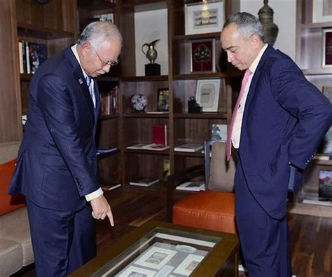 He rose to become managing director and chief executive of the bank, which by then was known as cimb, in 1999. Biodata Nazir Razak Gambar Pengerusi CIMB Group