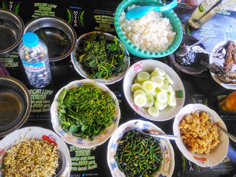 Cara membuat resep mangut lele sangat mudah asalkan anda punya bumbu yang akan dibutuhkan serta bahan utamanya sudah siap untuk diolah. Mangut Lele Bu Is, Bantul Jogjakarta - Kuliner Jogja Yang ...
