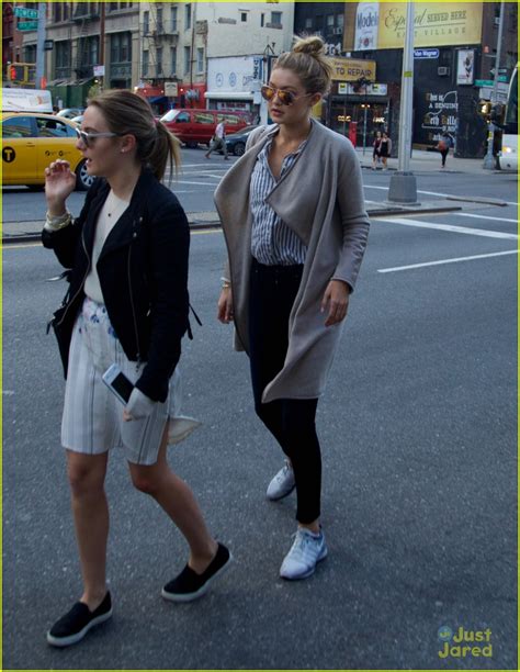 Gigi Hadid Successfully Hails A Cab In Nyc Photo 671121 Photo Gallery Just Jared Jr