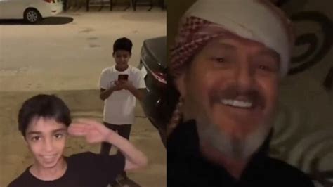 شاهد سائح بالمملكة يتفاعل مع الأطفال ليلاً في الشارع بسعادة بالغة ويتسائل متى ينام السعوديون؟