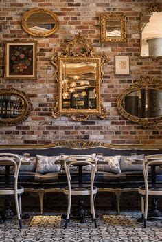 The croquis cafe is patterned after a traditional figure drawing class and video recorded in real time, featuring models in artistic poses. dekorasi cafe vintage - FilMaria