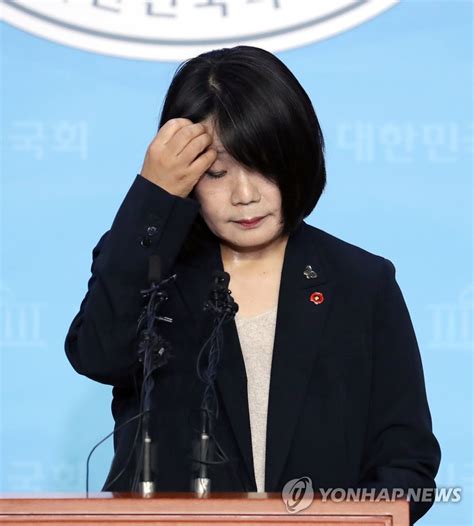 일본군 위안부 피해자를 위한 후원금을 유용했다는 의혹을 받는 윤미향 더불어민주당 의원과 한국정신대문제대책협의회(정대협) 측이 후원금은 적법하게 사용됐으며, 후원 계좌를 공개하는 것은. '입장문 발표' 더불어민주당 윤미향 당선인 | 연합뉴스
