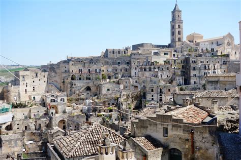 Matera is the captial of the province of matera in the region of basilicata, southern italy, and is famous for its 'sassi', (stone) cave dwellings, thought to be some of the earliest human settlements in italy. Matera - Viaggi, vacanze e turismo: Turisti per Caso