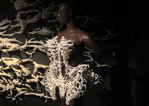 Iris Van Herpen Uses 3d Printing To Merge Fashion And Contemporary Art
