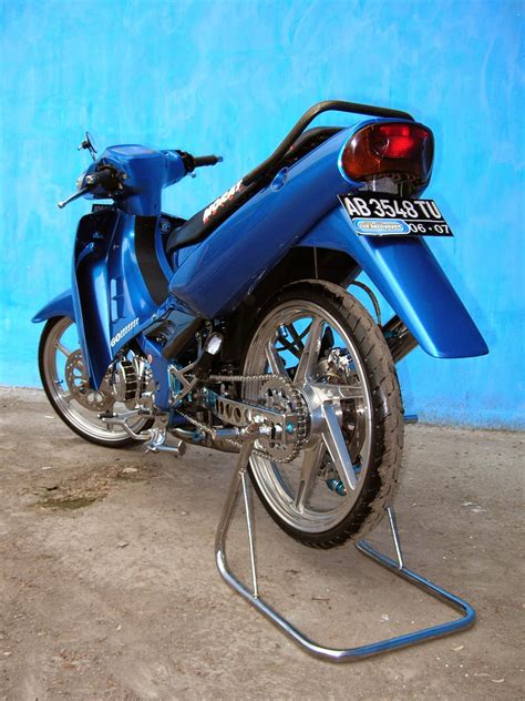 Tampangnya juga berubah dari sepeda motor bebek standar menjadi sepeda motor bebek bertampang ayam jago. Modifikasi Motor Suzuki Satria 2 Tak - Thecitycyclist