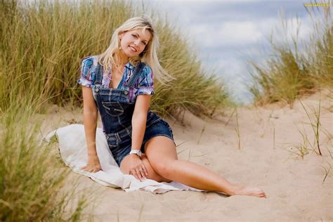 Tapety zdjęcia Kobieta Wydmy Morze Plaża Blondynka