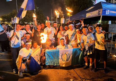 miles de guatemaltecos participaron en el recorrido de antorchas como celebración de independencia
