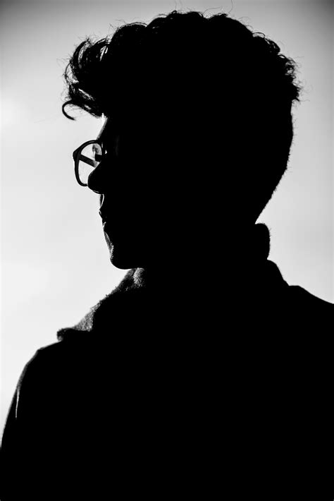 무료 이미지 성인 미술 백라이트 검정색과 흰색 닫다 어두운 안경 얼굴 유행 빛 남자 모델 사람 초상화