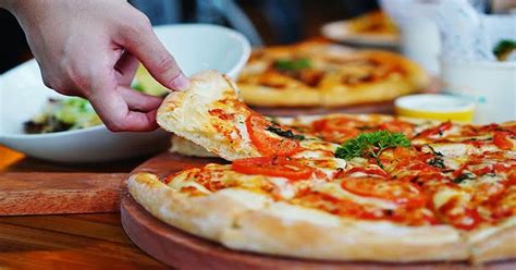 Koki Restoran Jelaskan Cara Makan Pizza Yang Benar Kamu Pasti Salah