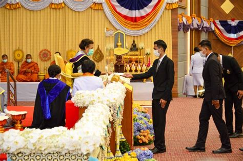 เยียวยาผู้ประกันตน ม.33 เรารักกัน รัฐมนตรีว่าการกระทรวงแรงงาน เผย จ่ายทุกผู้มีสิทธิกว่า 9.2 ล้านคน คนละ 4,000 บาท แต่ต้องมีเงินฝากไม่เกิน 5 แสนบาท. กรมสมเด็จพระเทพฯ พระราชทานปริญญาบัตร มมส และทุนภูมิพล 33 ราย