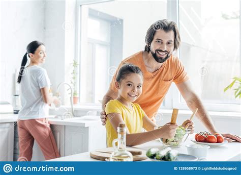 Padre E Hija Que Cocinan Junto Mientras Que Platos Que Se Lavan De La