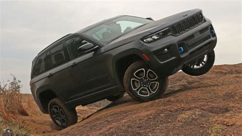 Jeep Recalls 340000 Crossovers And Suvs Over Faulty Software Autoblog