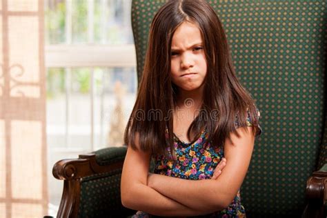 Bardzo Gniewna Mała Dziewczynka Zdjęcie Stock Obraz Złożonej Z Portret Dziewczyna 34082430