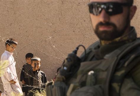 In afghanistan ci sono 2,5 milioni di consumatori, 800 mila di loro sono donne, 100 mila bambini. La Guerra in Afghanistan ha 18 anni: è la più lunga della ...