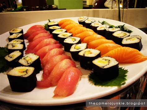 Bahan utama adalah nasi dengan cuka sushi bumbu. the art of drawing without an eraser: gambar makanan lagi? hontoni?