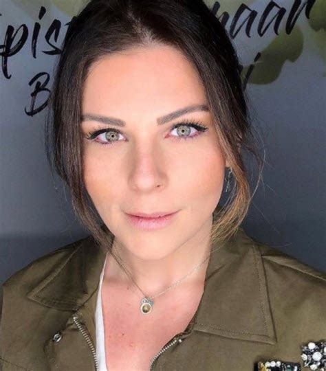 153 kilodan 60 kiloya düşmesiyle büyük bir değişim geçiren pelin öztekin, sosyal medyayı aktif kullanan ünlüler arasında yer alıyor. Pelin Öztekin Kimdir? Kaç Yaşında ve Nereli?