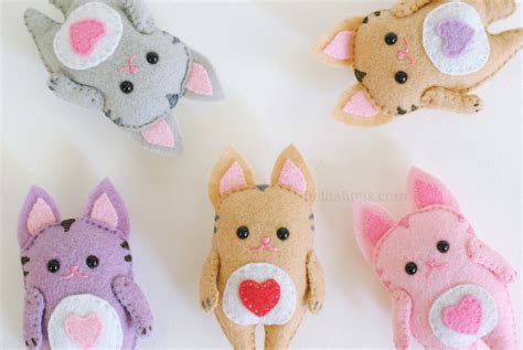 Free sewing patterns (mostly crafts, home decor, and toys) at craft buds. Felt Cat Ornament Pattern - Delilah Iris