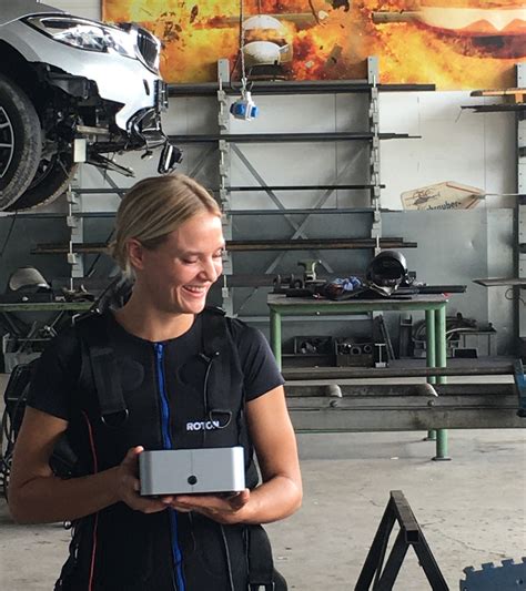 Eine erfahrene physiotherapeutin führt mit einer kundin ein home ems training direkt zum mitmachen durch.die richtige einstellung in der app unter parameter. EMS Training für zu Hause - ROTON EMS Heimtrainer - Roton EMS
