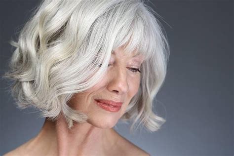 Whether colored or natural, gray hair looks stunning and beautiful on 90% of women. #StudioCabello | Grijs haar kapsels, Grijs haar, Halflang ...