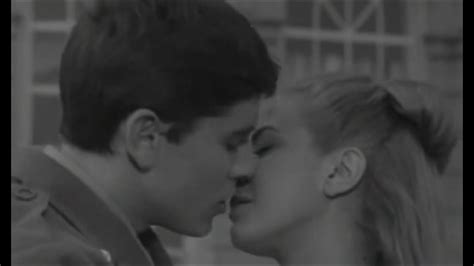 In ginocchio da te gianni morandi 1964. Gianni Morandi - In ginocchio da te 1964 - YouTube