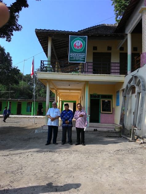 Dikembangkan oleh guru, kelompok guru, atau kelompok kerja guru kelas/mata pelajaran dibawah koordinasi dan supervisi dinas pendidikan kab/kota/provinsi. November 2015 ~ SMA ISLAM NURUR RIYADLAH
