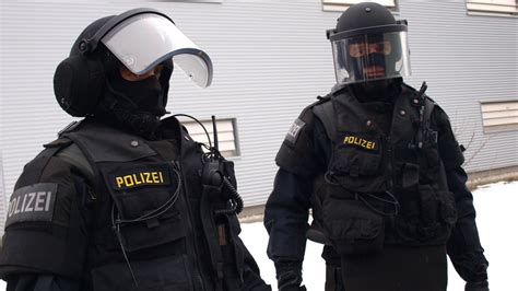 ● eko cobra (einsatzkommando cobra) is the police tactical unit of the austrian federal ministry of the interior. Einsatzkommando Cobra - Austrian counter-terrorism special ...