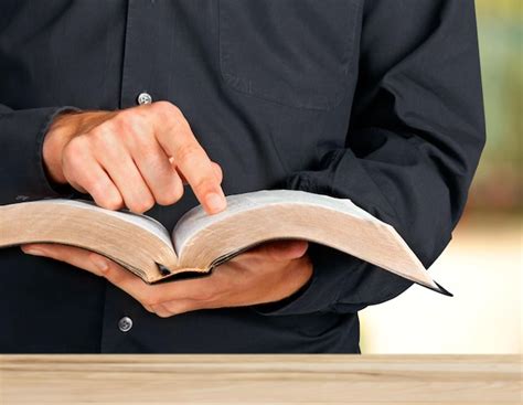 Hombre Leyendo La Biblia En El Fondo Foto Premium