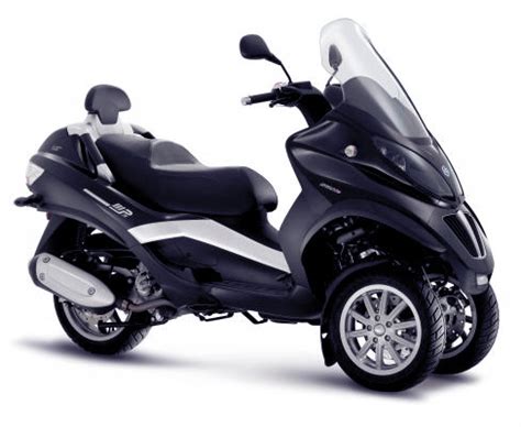 The piaggio mp3 500 sport is a motorcycle that most car drivers can ride on a car licence. Piaggio MP3 LT 400cc - Ride On Your Car License!
