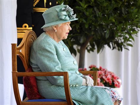 La Regina Elisabetta Perde 100 Milioni Di Sterline Ed è Costretta A Licenziare Personale