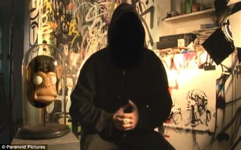 See more of banksy on facebook. est100 一些攝影(some photos): Robin Gunningham, Banksy, graffiti artist. 班克斯, 塗鴉藝術家