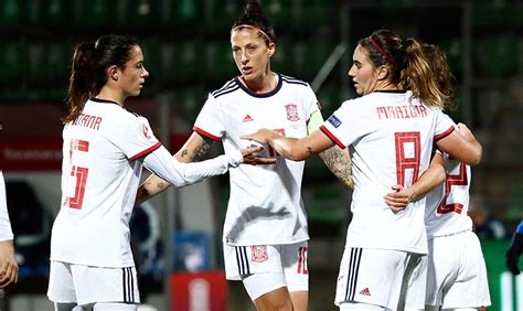Toda la delegación oficial de españa ovaciona a sergio busquets a su regreso | sefutbol. El España-Polonia femenino suspendido por covid-19 se ...