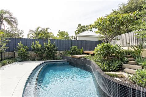 Break up open areas of a small space so it feels larger. Pin by vanden 23 on Backyard landscaping designs ...