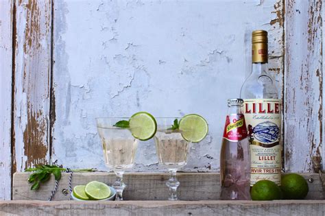 An independent woman walks into a club, but she knows that all eyes are on her. Cocktailstunde: Lillet Wild Berry - HANDMADE Kultur