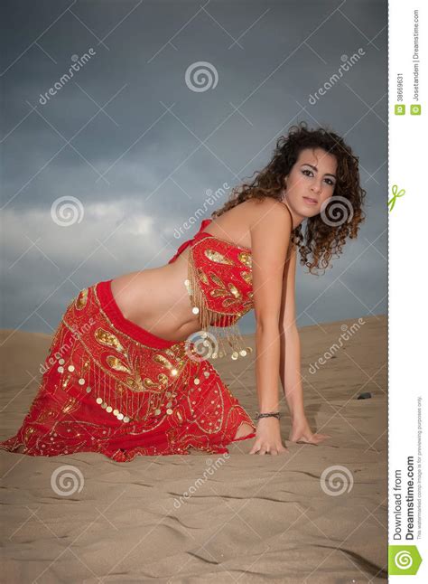 De Sexy Danser Arabier Van De Vrouwenbuik In Woestijnduinen Stock
