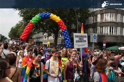 Elle est destinée à donner une visibilité aux personnes homosexuelles, bisexuelles, queer, transgenres ou autres et à revendiquer la liberté et l'égalité des orientations sexuelles et des identités de genre. CSD Berlin 2016: Bilderserie