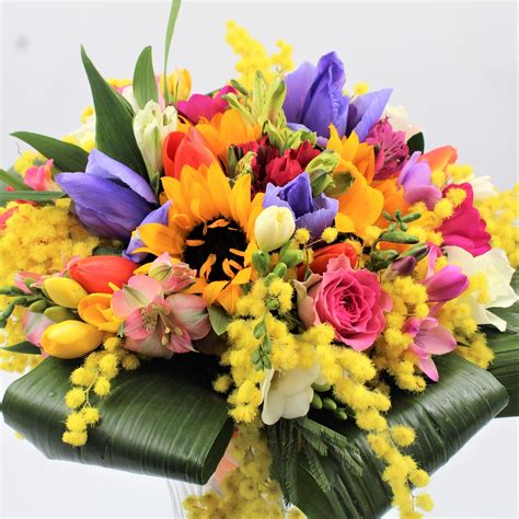 Le damigelle di solito portano i mazzi di fiori più piccoli rispetto alla sposa. Bouquet di Fiori Misti - La Violetta, fiorai da due ...